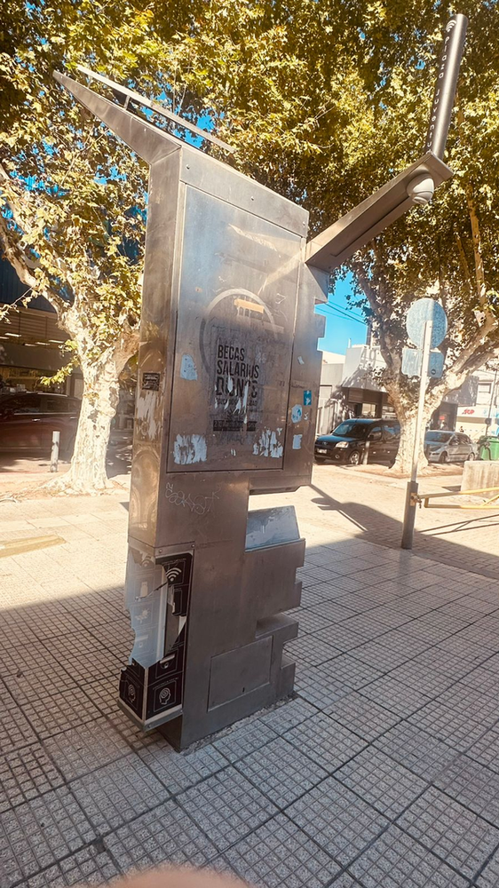 “Ahora es algo inútil”: reclamo por  tótem abandonado en la plaza de la Municipalidad