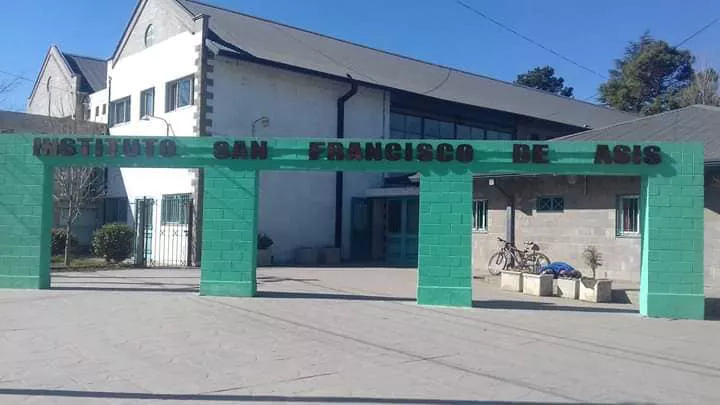 Alarma en Santa Rosa: un alumno ingresó armado al colegio y habría apuntado a un compañero
