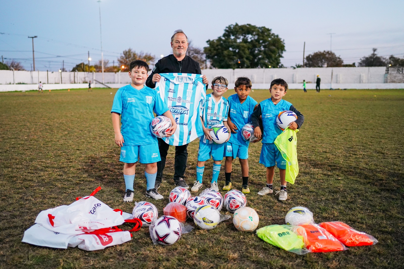 Apoyo a instituciones: se entregaron materiales deportivos a siete clubes sociales de la ciudad