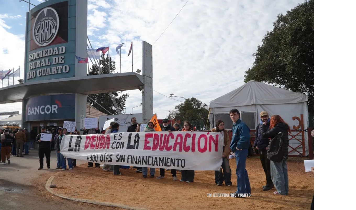 BANDERAZO DOCENTE  FRENTE A LA EXPOSICION RURAL
