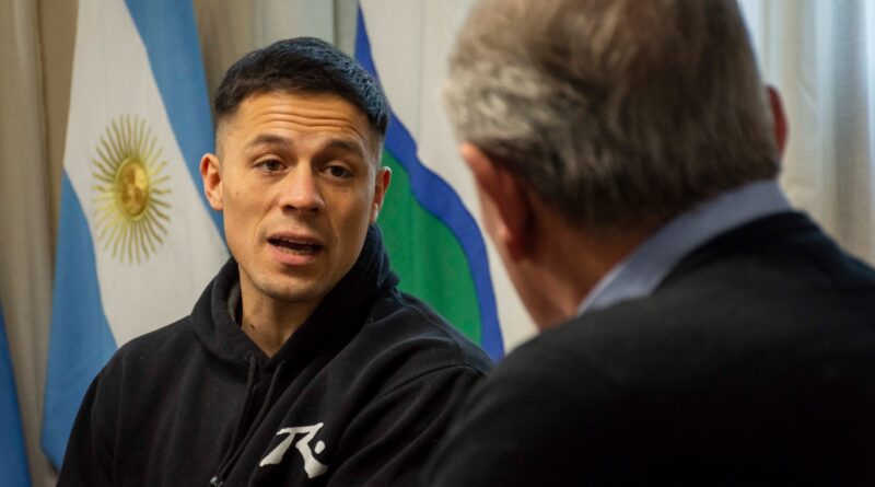 "Estoy muy contento por mi debut profesional. Fue algo increíble, viví una experiencia muy linda con gente de alto nivel. Representar a mi país y a mi ciudad me pone muy contento", manifestó el boxeador.
