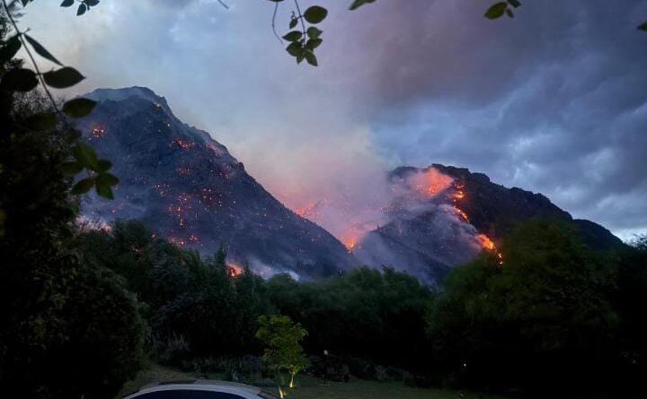 Incendio forestal. No cede el fuego en una zona de bosques de la Patagonia y se amplía el operativo para controlarlo