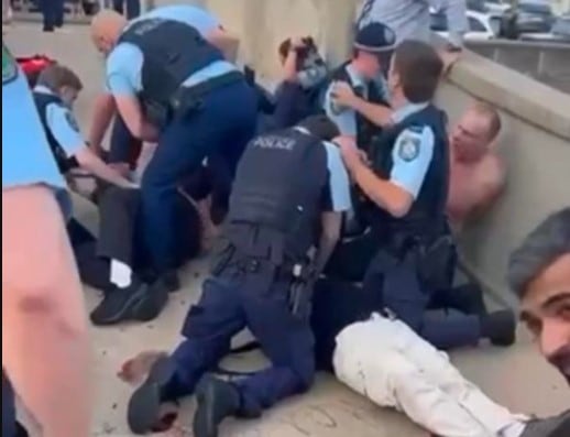 Australia: dos hombres armados mataron a once personas en una playa durante una fiesta judía Australia: dos hombres armados mataron a once personas en una playa durante una fiesta judía