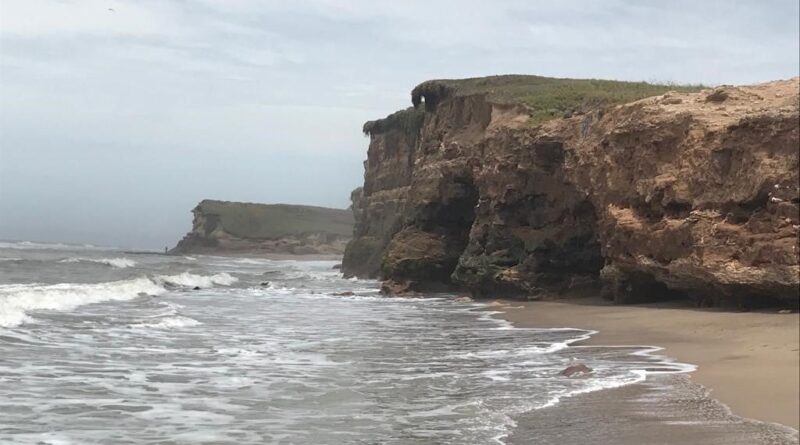 Cómo es Barranca Los Lobos, la zona de acantilados donde murió una periodista que cayó 25 metros de altura