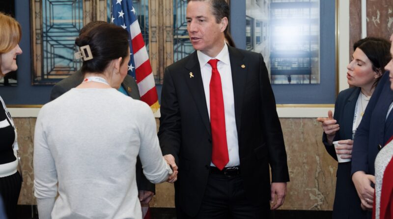 Quién es Bernie Moreno, el senador colombiano que impulsa una ley para eliminar la doble ciudadanía en EE.UU.