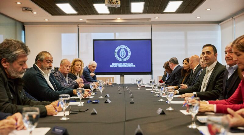 El Gobierno demora la publicación de la reforma laboral y se activaron contactos informales con la CGT El Gobierno demora la publicación de la reforma laboral y se activaron contactos informales con la CGT