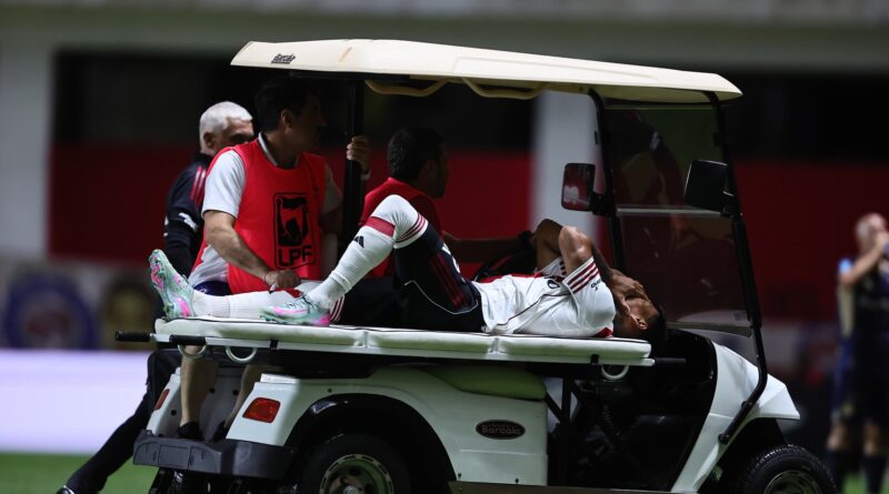 Un jugador de River entró ante Argentinos, sufrió un dura lesión en dos minutos y salió llorando Un jugador de River entró ante Argentinos, sufrió un dura lesión en dos minutos y salió llorando