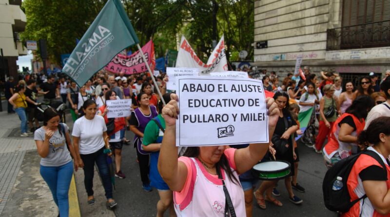 En al menos 15 provincias los gobernadores enfrentan conflictos salariales y se les complica el frente fiscal En al menos 15 provincias los gobernadores enfrentan conflictos salariales y se les complica el frente fiscal