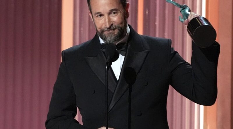 Noah Wyle hace historia: es el primer actor en ganar los cinco premios más importantes de la TV en una sola temporada