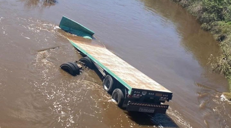 Buscan al chofer de un camión que despistó y cayó a un arroyo en la autopista Rosario-Córdoba
