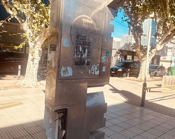 “Ahora es algo inútil”: reclamo por  tótem abandonado en la plaza de la Municipalidad